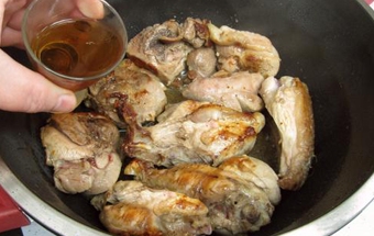 обжириваем баранину з усіх боків і після - поливаємо коньяком