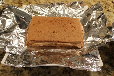 торт на тарілці