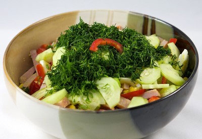 зелень в мисці