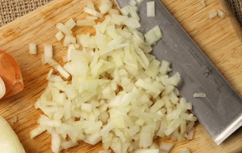 подрібнюємо цибулю