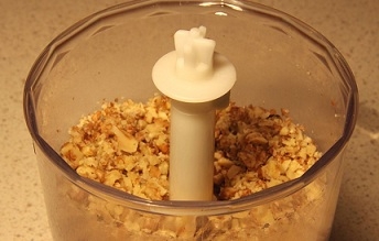 Подрібнюємо горіхи