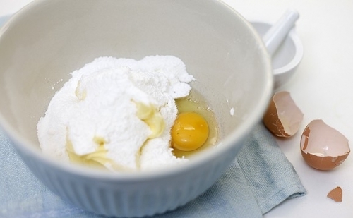 Змішуємо інгредієнти для тіста