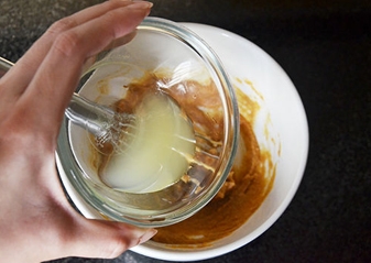 Вливаємо лимонний сік до інгредієнтів