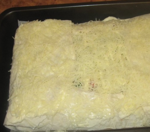 готова для запікання закрита піца