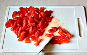 подрібнюємо помідори