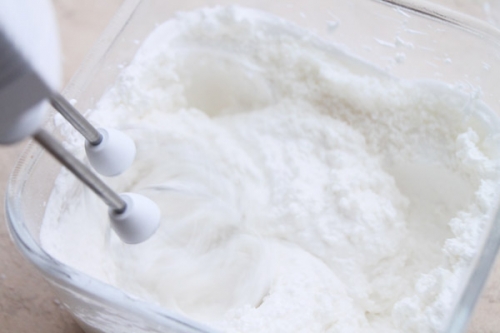 білки додаємо в борошно і кокосову борошно