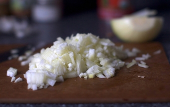 дрібно рубаємо цибулю