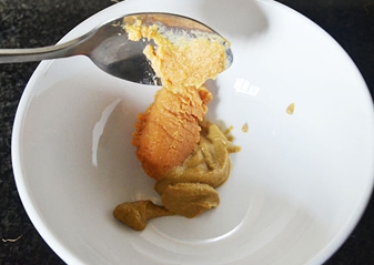 Викладаємо в миску соєву пасту і гірчицю