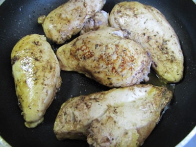 курка на сковороді