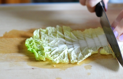 Нарізаємо соломкою листя капусти