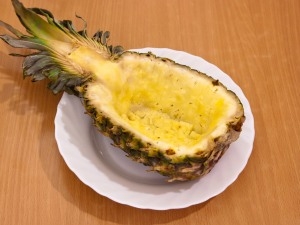 Вирізаємо м'якоть з ананаса