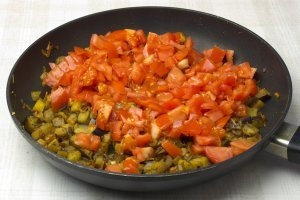 додаємо помідори