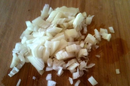 подрібнюємо цибулю