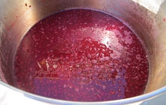 видавлюємо сік з гранатових зерен