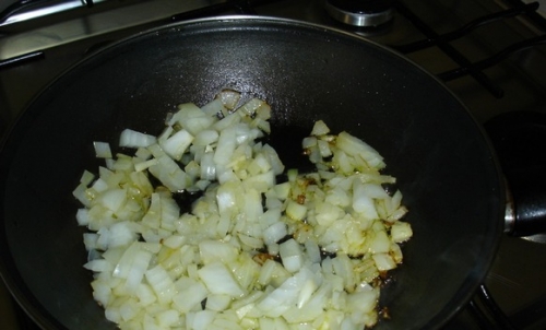 обсмажуємо цибулю з часником