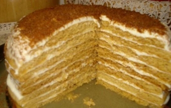 посипаємо торт медовик тестовій крихтою і горіхами