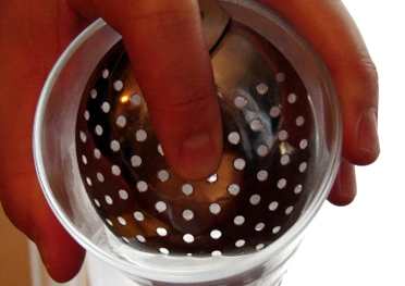 переливаємо коктейль через ситечко