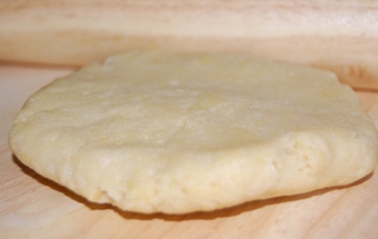 розкачуємо з кульок коржі