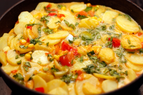 вливаємо яйця в картоплю