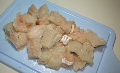 ріжемо рибу на порційні шматочки