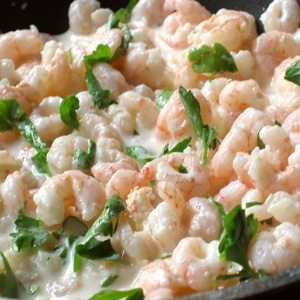 креветки в вершках з зеленню