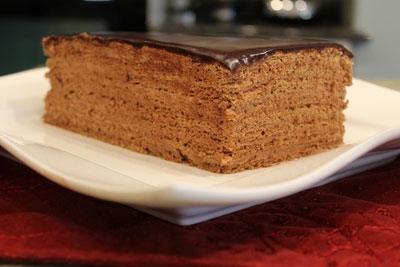 бісквітний торт з шоколадною глазур'ю