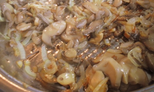Обсмажуємо цибулю і гриби