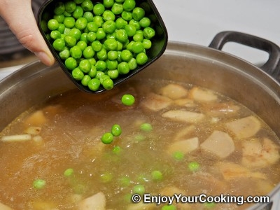 викладаємо в каструлю горошок