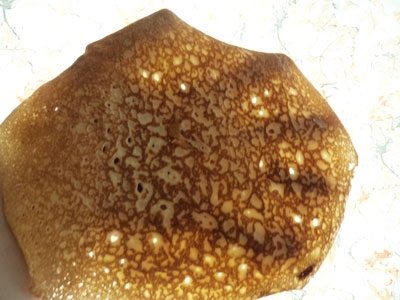 млинець на руці