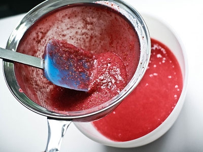 полуничне пюре в ситі