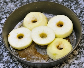 Викладаємо в карамель яблука