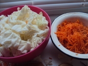 нарізаємо капусту і моркву