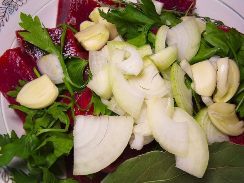 засипаємо м'ясо овочами і спеціями