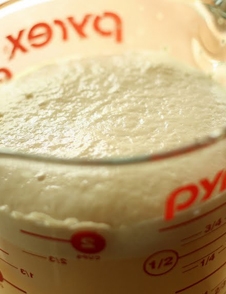 набряклі дріжджі у воді з цукром