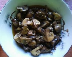 додаємо в каструлю гриби солі і приправу