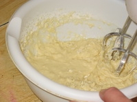 замішуємо борошно у воді