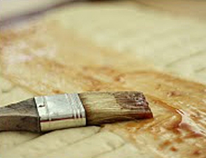 наносимо на поверхню тіста соус