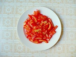 поріжемо помідор соломкою