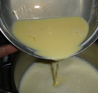 З'єднуємо приготовані суміші