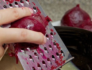 буряк натираємо