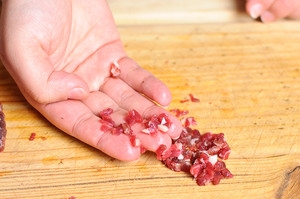 дрібно рубаємо м'ясні шматочки