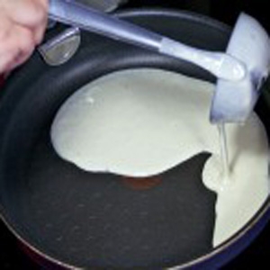 тісто на сковороді