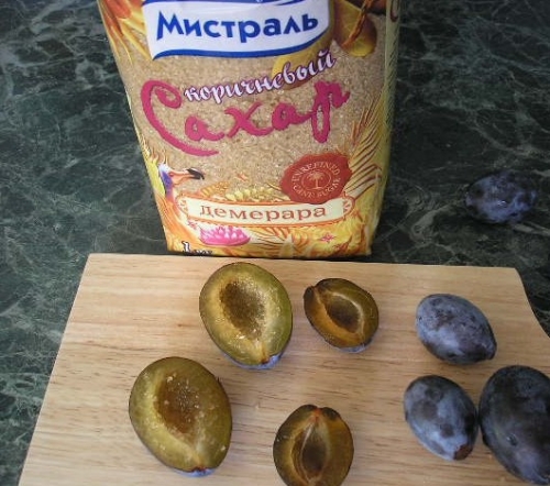 розрізаємо сливи