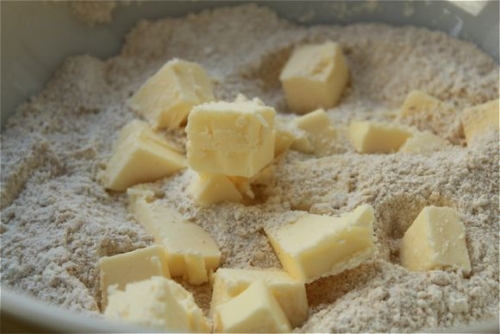 масло в мисці