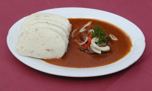 Готовий гуляш з кнедликами