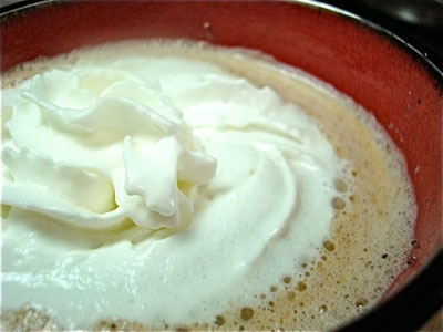 какао з корицею і вершками