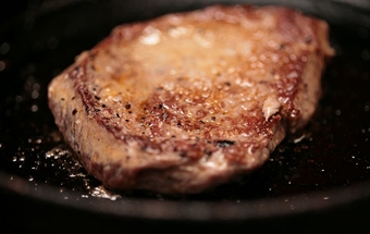 смажимо стейк з двох сторін