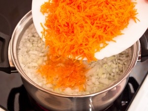 додаємо цибулю і моркву