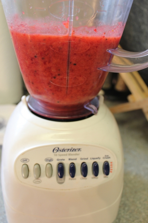 подрібнюємо ківі з полуницею