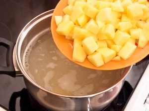 додаємо картоплю